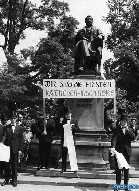 1964: "Kandidaten-Abfuhr" der ersten Studienabgänger der Staatlichen Ingenieurschule mit Zylinder und lustigen Sprüchen vor dem Robert-Mayer-Denkmal im Heilbronner Stadtgarten.