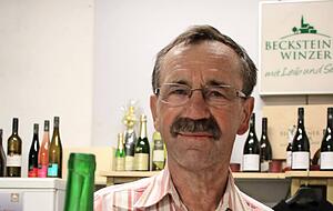 Als Erinnerung: Karl Hofmann zeigt eine klassische Bocksbeutelflasche. Foto: Barbara Griesinger