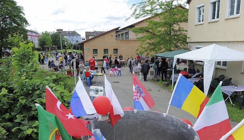 Regelmäßig findet im Augärtle-Zentrum an der Ellwanger Straße sommers ein von vielen Gruppen organisiertes multikulturelles Familienfest statt. Foto: Archiv/Mugler Regelmäßig findet im Augärtle-Zentrum an der Ellwanger Straße sommers ein von vielen Gruppen organisiertes multikulturelles Familienfest statt. Foto: Archiv/Mugler