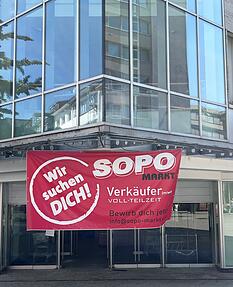 Im neuen Sopo-Markt im Wollhaus wird die Eröffnung vorbereitet, während vor dem Eingang Personal gesucht wird. Im neuen Sopo-Markt im Wollhaus wird die Eröffnung vorbereitet, während vor dem Eingang Personal gesucht wird.