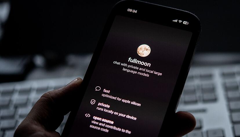 Kann alles, was andere KI-Chatbots auch können - braucht bloß kein Internet dafür: Fullmoon. Kann alles, was andere KI-Chatbots auch können - braucht bloß kein Internet dafür: Fullmoon.