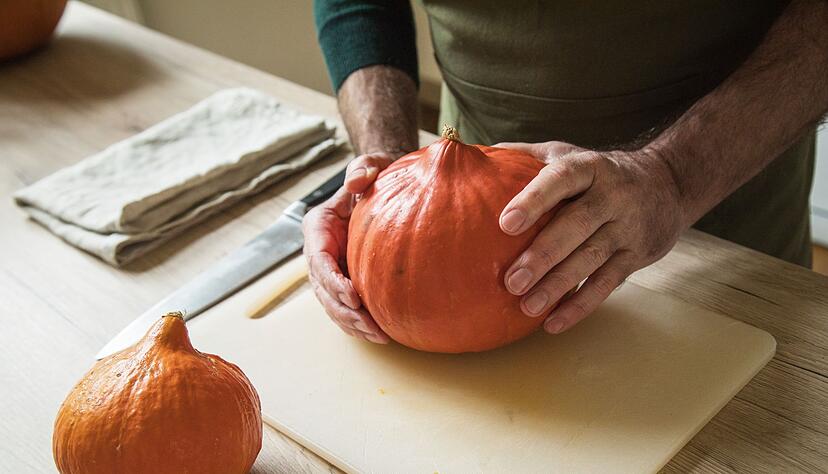 Herbstzeit ist K&uuml;rbiszeit: Ob als P&uuml;ree, Suppe oder kreative Halloween-Deko, mit diesem vielseitigen Supergem&uuml;se l&auml;sst sich so einiges anstellen.