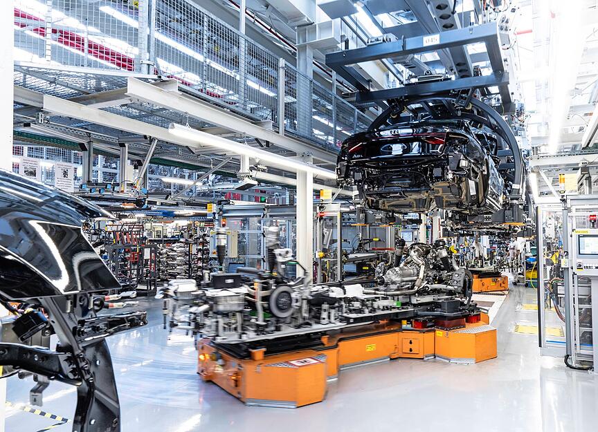 Blick in die Montage: Bei der sogenannten Hochzeit wird die Karosserie mit Fahrwerk und Motor verbunden. Blick in die Montage: Bei der sogenannten Hochzeit wird die Karosserie mit Fahrwerk und Motor verbunden.