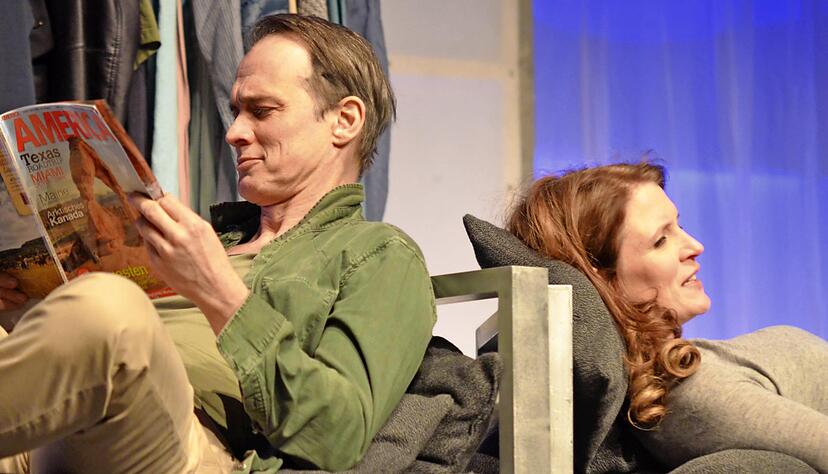Leo (Ralf Bauer) und Emmi (Ann-Cathrin Sudhoff) schreiben sich über Monate, auf der Bühne kommunizieren sie deswegen nie direkt.
Foto: Stefanie Pfäffle Leo (Ralf Bauer) und Emmi (Ann-Cathrin Sudhoff) schreiben sich über Monate, auf der Bühne kommunizieren sie deswegen nie direkt.
Foto: Stefanie Pfäffle