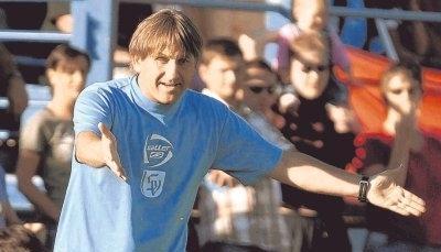Fußballverrückt: Manfred Stephan übernimmt im Spieljahr 2009/2010 den Trainerposten beim FSV Hollenbach. „Das Umfeld passt zu mir“, sagt der 51-Jährige, der bis zum Saisonende noch die Spvgg Satteldorf betreut.Foto: Achim Köpf Fußballverrückt: Manfred Stephan übernimmt im Spieljahr 2009/2010 den Trainerposten beim FSV Hollenbach. „Das Umfeld passt zu mir“, sagt der 51-Jährige, der bis zum Saisonende noch die Spvgg Satteldorf betreut.Foto: Achim Köpf