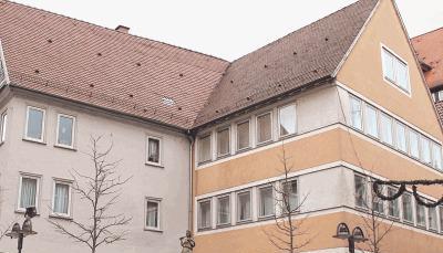 Im Haus Untere Torstraße 4 (links) war lange ein Schlecker-Markt, das Gebäude Rathausstraße 18 (rechts) wird von Betten Sinn genutzt. Der Justitia-Brunnen ist ein hochrangiges Kulturdenkmal.Fotos: Peter Hohl