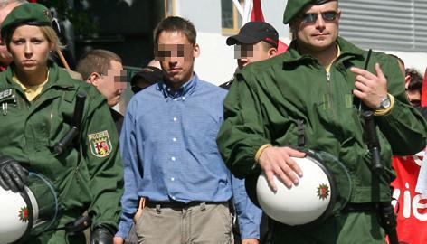 Der frühere NPD-Funktionär Ralf Wohlleben (M.) flankiert von Polizisten, aufgenommen am 18.08.2007 während einer NPD-Demonstration in Jena.