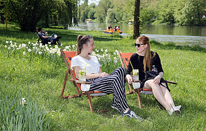 Celine Bohnert und Carla Gebauer chillen in der Kaffeebucht am Neckar. Foto: Andreas Veigel
