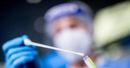 Die Bundesregierung ist sich uneinig, ob Corona-Tests in Firmen verpflichtend werden sollen. Die Bundesregierung ist sich uneinig, ob Corona-Tests in Firmen verpflichtend werden sollen.