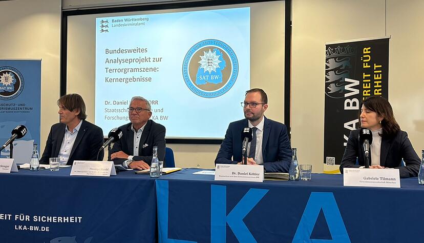 Das Landeskriminalamt hatte zu einer Pressekonferenz zur "Terrorgram"-Szene in Baden-Württemberg geladen. Das Landeskriminalamt hatte zu einer Pressekonferenz zur "Terrorgram"-Szene in Baden-Württemberg geladen.