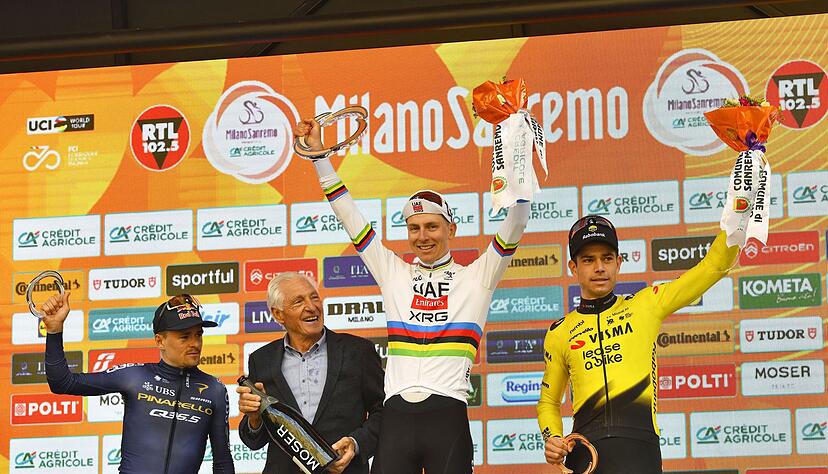 Endlich geschafft: Tadej Pogacar (M) gewinnt den Klassiker Mailand-Sanremo.