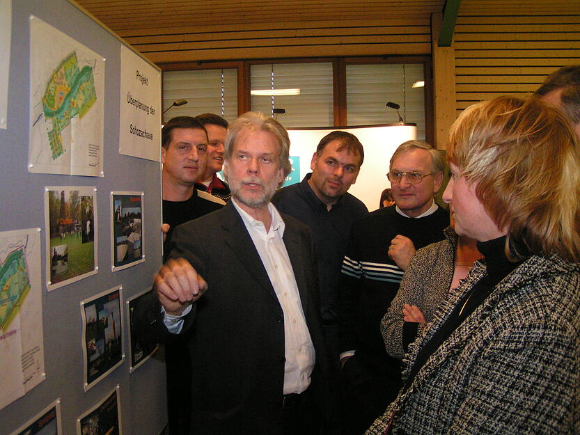 Ein Bürgerpark in der Schozachaue: das stößt auf großes Interesse. Anwohner haben viele Fragen an den Planer Dr. Michael Koch. Er stellt das Projekt im Januar 2006 vor.
