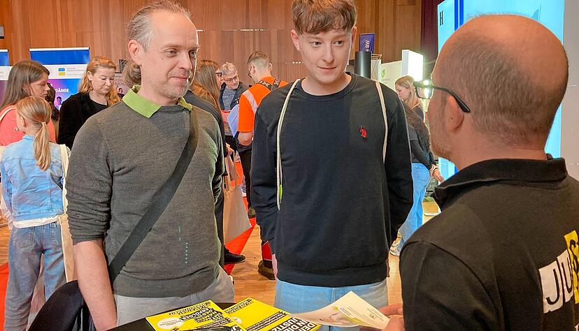 Etienne Oestmann (19) und sein Vater Dirk im Gespr&auml;ch mit Matthias Kohlschreiber, Ausbildungsleiter beim Heilbronner Amtsgericht.