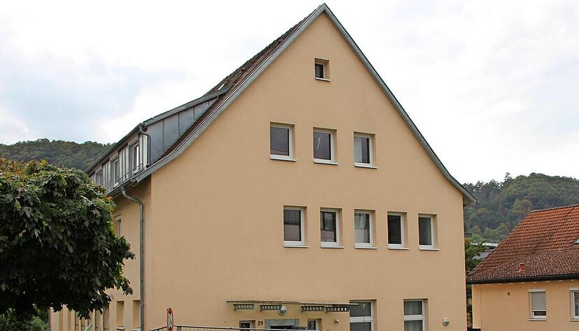 Im Geb&auml;ude in der R&ouml;sleinsbergstra&szlig;e in K&uuml;nzelsau (links) hat der Umbau begonnen. In einem Jahr, wenn das Hospiz dort in Betrieb gehen soll, wird es ein anderes Gesicht haben.
Visualisierung: Architekt Single