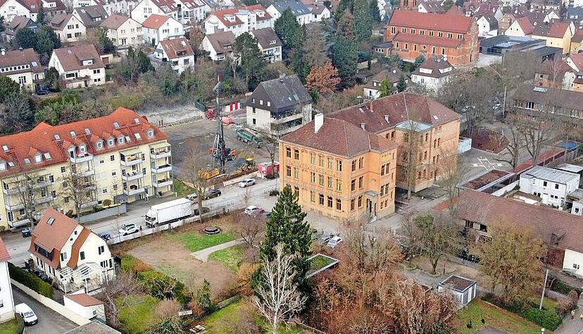 Die Grundschule Alt-Böckingen (Backsteingebäude) erhält einen dringend benötigten Anbau. Er entsteht auf der freuen Fläche links daneben.
Foto: Ralf Seidel Die Grundschule Alt-Böckingen (Backsteingebäude) erhält einen dringend benötigten Anbau. Er entsteht auf der freuen Fläche links daneben.
Foto: Ralf Seidel
