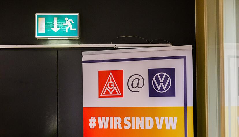 Im VW-Tarifstreit wird seit mehr als 60 Stunden um einen Kompromiss gerungen. (Archivbild)