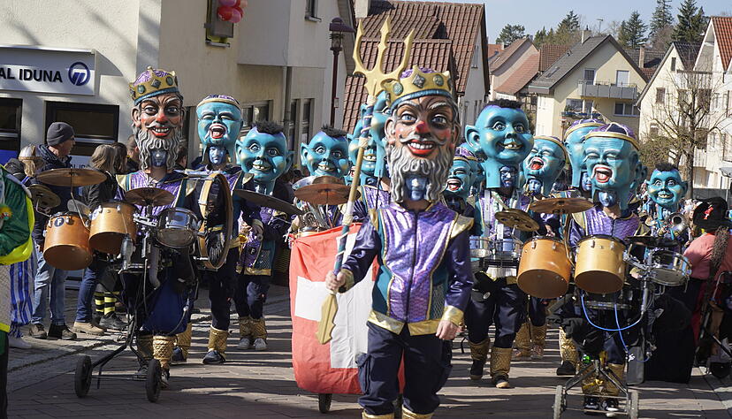 Der Umzug der Binswanger Boschurle in Erlenbach ist ein fester Termin im regionalen Faschingskalender. An Rosenmontag gab es wieder Bonbonregen, strahlende Gesichter und ganz viel Helau.