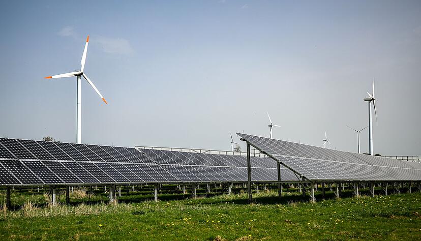 Viele Menschen verbinden die Energiewende der Umfrage zufolge tendenziell eher mit Risiken als mit Chancen. (Symbolbild) Viele Menschen verbinden die Energiewende der Umfrage zufolge tendenziell eher mit Risiken als mit Chancen. (Symbolbild)