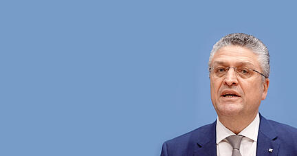 F&uuml;r gewohnt tritt Lothar Wieler sachlich auf und h&auml;lt sich mit Kritik an der Politik zur&uuml;ck. Bei dieser Pressekonferenz gemeinsam mit Jens Spahn sprach er Klartext. Es brauche "massive Kontaktreduktionen", sagte er. Foto: dpa