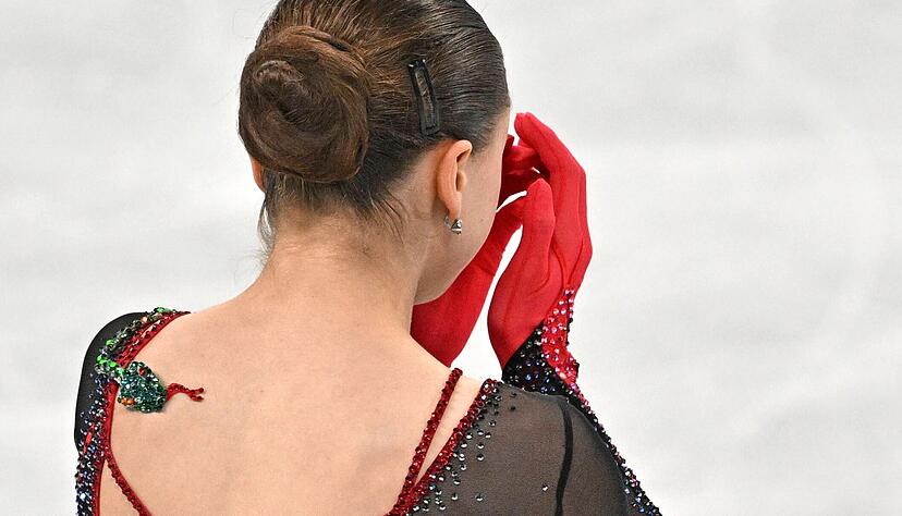 Fährt nach Fehlern und einem Sturz enttäuscht vom Eis: Kamila Walijewa.