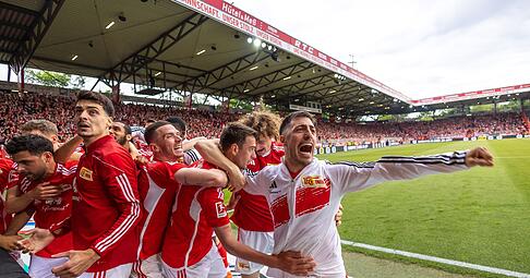 Dank eines späten Elfmeter-Tores bejubeln die Spieler von Union Berlin den Klassenerhalt.