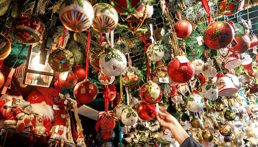 Auch Weihnachtsschmuck gibt es auf dem Christkindlesmarkt zu kaufen.