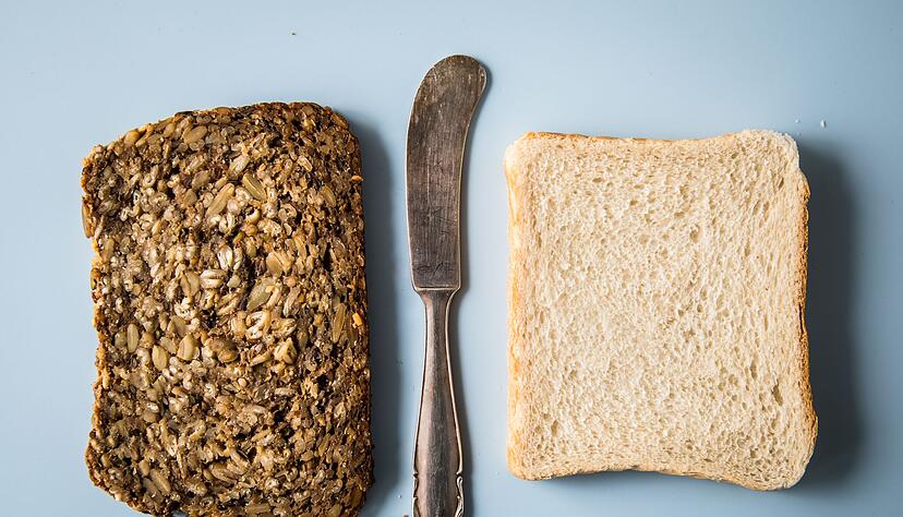 Auch wenn es weniger Kohlenhydrate hat: Eiweißbrot ist meist kalorienreicher als «normales» Brot. Auch wenn es weniger Kohlenhydrate hat: Eiweißbrot ist meist kalorienreicher als «normales» Brot.