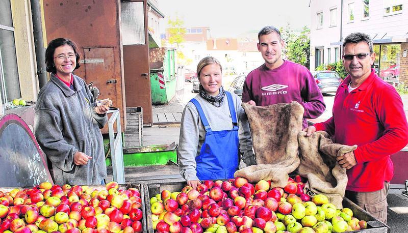 Bei der Obstannahme in Ellhofen (von links): Sibylle Kircher, Jessica Flachsmann, Alexander Mössinger und Hartmut Flachsmann.
Fotos: Joachim Kinzinger Bei der Obstannahme in Ellhofen (von links): Sibylle Kircher, Jessica Flachsmann, Alexander Mössinger und Hartmut Flachsmann.
Fotos: Joachim Kinzinger