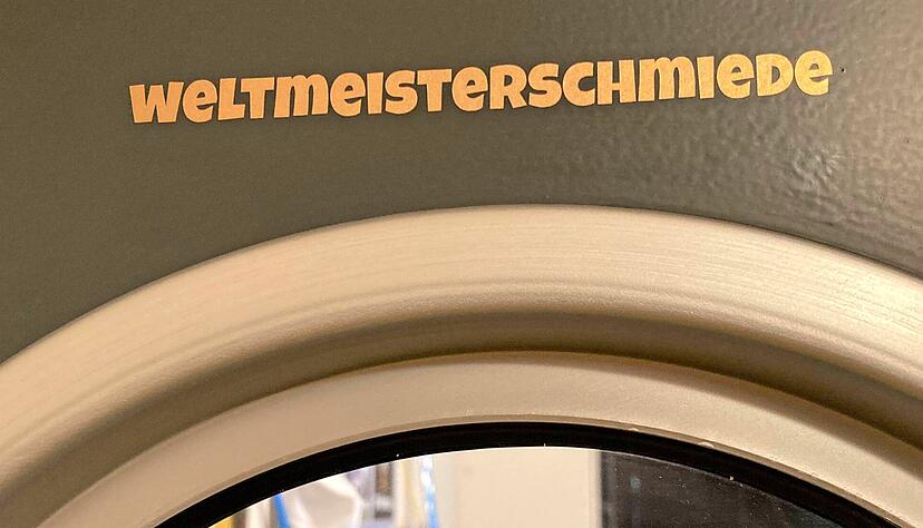 Sebastian Kübler, Heimtrainer des Weltmeisters, hat an der Eingangstür seines Arbeitsplatzes einen besonderen Schriftzug platziert − passend zum Titel in Gold. Sebastian Kübler, Heimtrainer des Weltmeisters, hat an der Eingangstür seines Arbeitsplatzes einen besonderen Schriftzug platziert − passend zum Titel in Gold.
