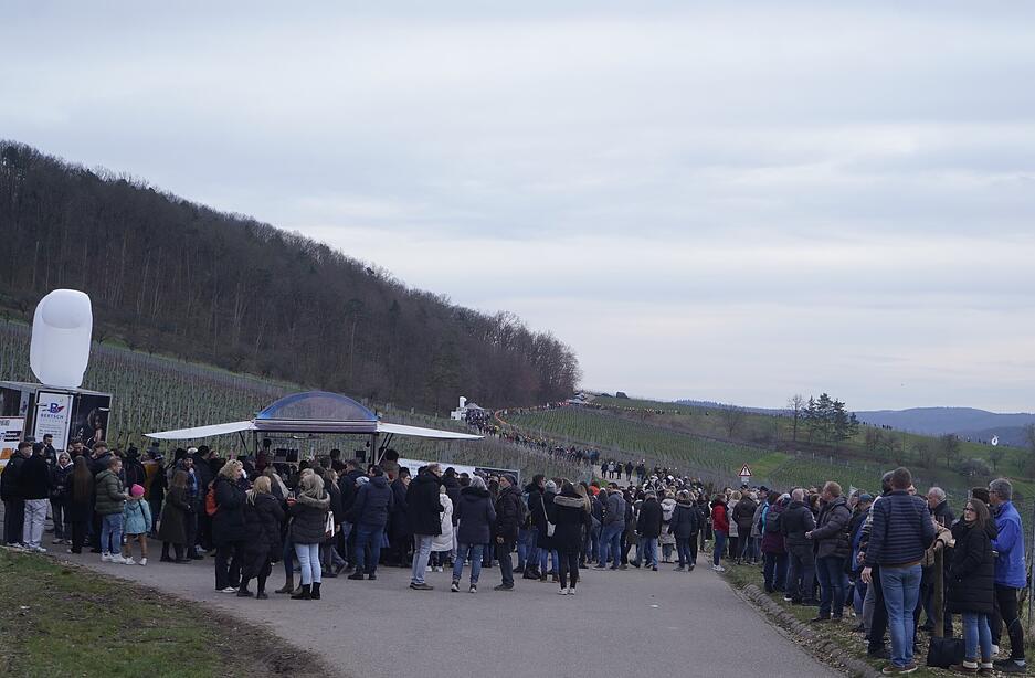 Am Abschlussabend des Rebenglühen der Bretzfelder Weingüter wanderten die Besucher ab 17 Uhr durch die Weinberge.