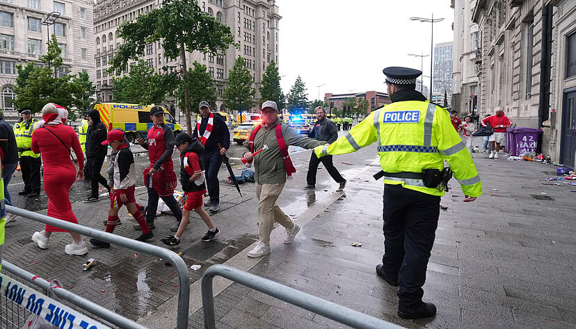 Fans verlassen das Stadion in Liverpool, nachdem ein Auto in eine Menschenmenge w&auml;hrend der Premier-League-Siegerparade gefahren ist.