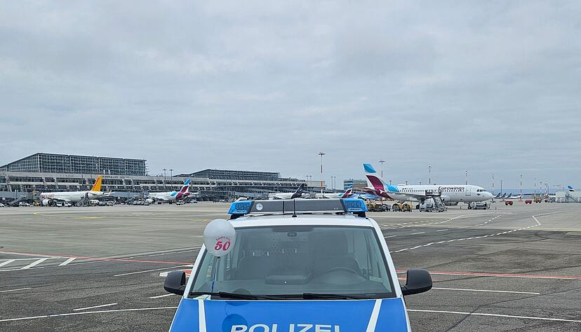 Die Bundespolizei hat einen Luftballon am Stuttgarter Flughafen abgefangen.
