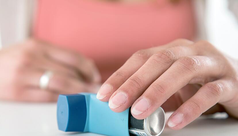 Etagenwechsel: Wer seine Heuschnupfen-Symptome nicht behandelt, riskiert, dass sich eines Tages ein allergisches Asthma entwickelt. Etagenwechsel: Wer seine Heuschnupfen-Symptome nicht behandelt, riskiert, dass sich eines Tages ein allergisches Asthma entwickelt.