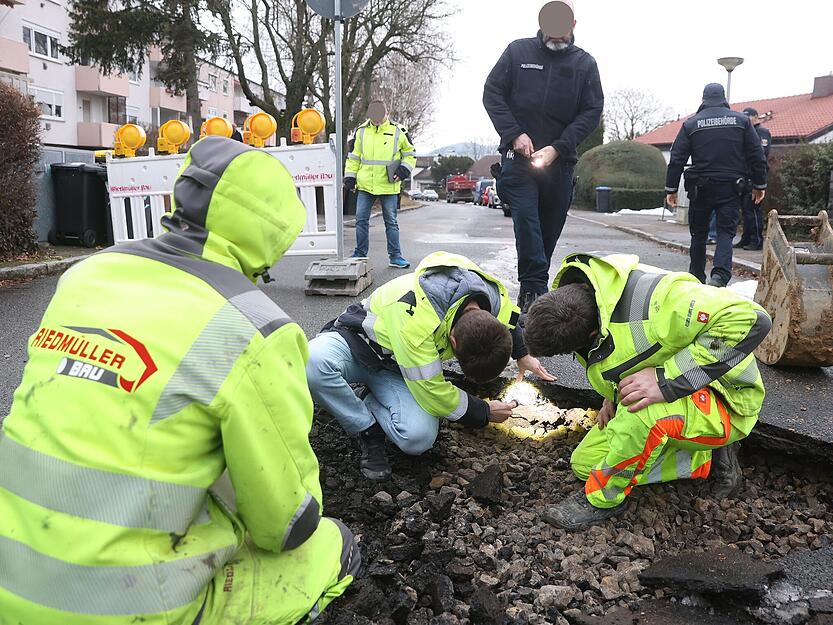 Experten pr&uuml;fen die Stabilit&auml;t der besch&auml;digten Fahrbahn.
