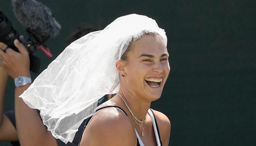 Die verlobte Aryna Sabalenka tr&auml;gt einen Brautschleier.