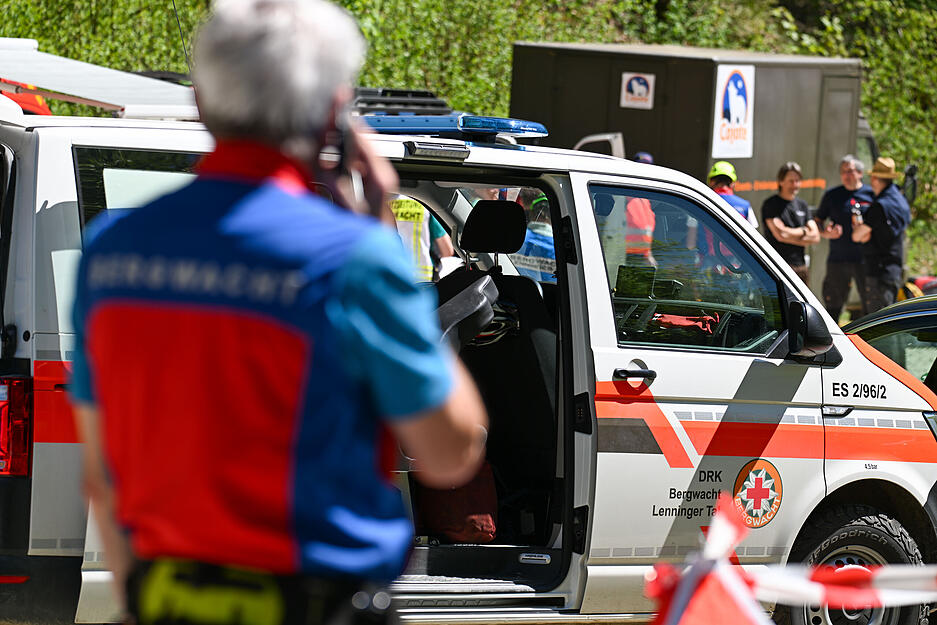Einsatzkr&auml;fte der Bergwacht bereiten einen Rettungseinsatz in der Falkensteiner H&ouml;hle auf der Schw&auml;bischen Alb vor.
