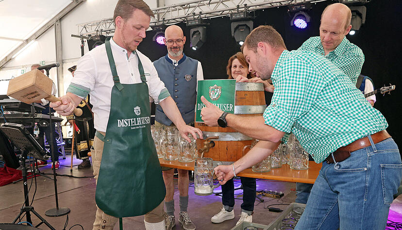 Von Salutsch&uuml;ssen des Sch&uuml;tzenvereins begleitet, musste B&uuml;rgermeister Andreas Zaffran zwei Mal kr&auml;ftig ausholen, dann floss das Bier.