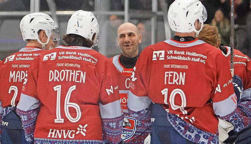 So f&uuml;hlt sich Frederik Cabana (Mitte) wohl: Mit seinen Mannschaftskameraden der Heilbronner Falken auf dem Eis.