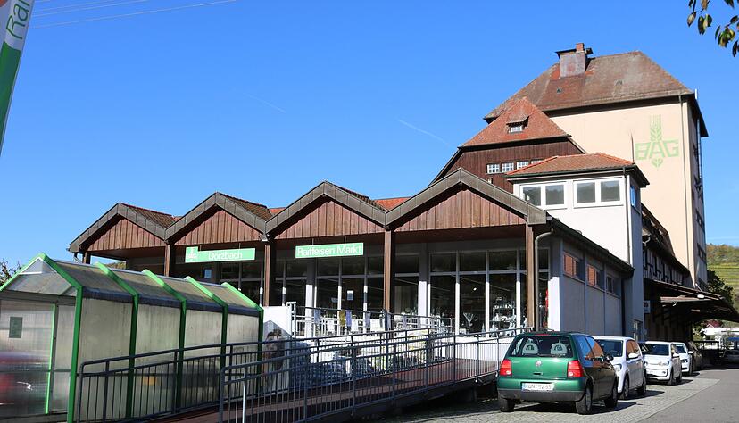 Der Raiffeisen-Markt in D&ouml;rzbach schlie&szlig;t Mitte 2023, bereits zum Jahresende gibt es keine M&ouml;glichkeit mehr, hier Getreide oder Obst abzugeben. Foto: G&ouml;tz Greiner