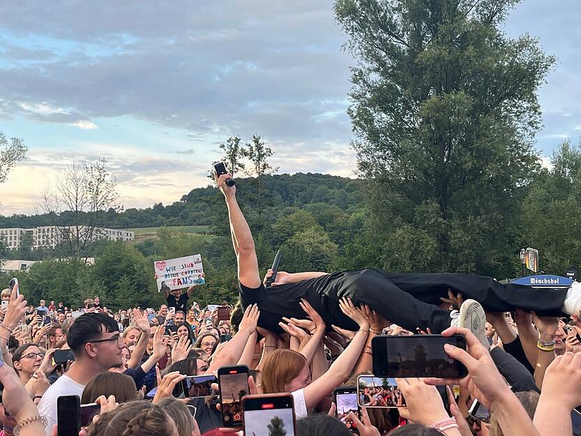 Wincent Weiss lässt sich beim Mosbacher Sommer von seinen Fans tragen.