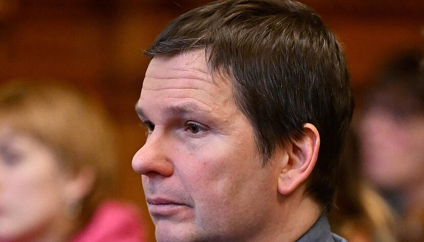 T.s Vater Wolfram Jarosch prangerte das Urteil als Ergebnis eines &laquo;Schauprozesses&raquo; an.