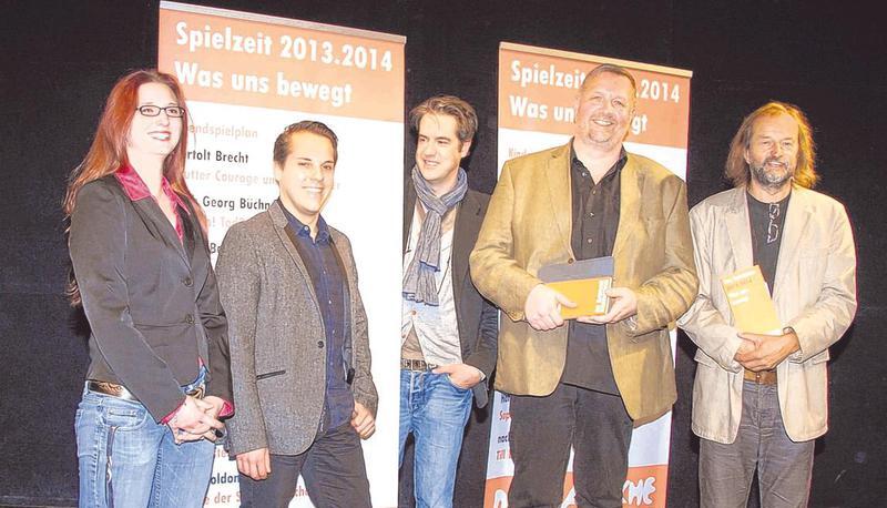Die Spitze der Landesbühne (von links): leitende Theaterpädagogin Ramona Parino, Dramaturg Olivier Garofalo, Jörg Bitterich, Leiter Kinder- und Jugendtheater, Intendant Carsten Ramm und Verwaltungsleiter Norbert Kritzer.
Foto: Gabriele Schneider