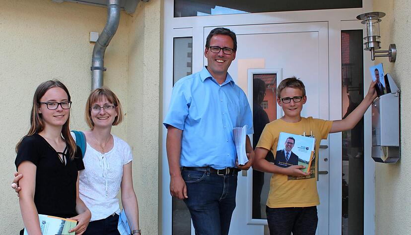 Die ganze Familie ist im Einsatz: Ralph Matousek verteilt seine Broschüre mit Ehefrau Heike und seinen beiden Kindern Annika und Julian.
Fotos: Neuert (3), privat Die ganze Familie ist im Einsatz: Ralph Matousek verteilt seine Broschüre mit Ehefrau Heike und seinen beiden Kindern Annika und Julian.
Fotos: Neuert (3), privat