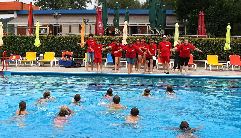 Die Kinder aus Neudenau und Herbolzheim lernen bei der DLRG im Freibad schwimmen
...
Foto: Ute Plückthun