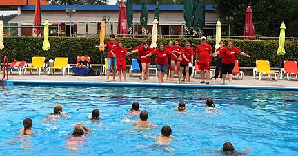Die Kinder aus Neudenau und Herbolzheim lernen bei der DLRG im Freibad schwimmen
...
Foto: Ute Plückthun