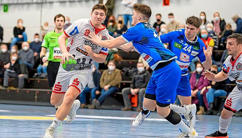 Die Erinnerungen von Adam Soos (links, im Duell mit Nick Fr&ouml;hlich) an die Stauwehrhalle sind bisher nicht die besten.
Foto: imago-images/wolf-sportfoto