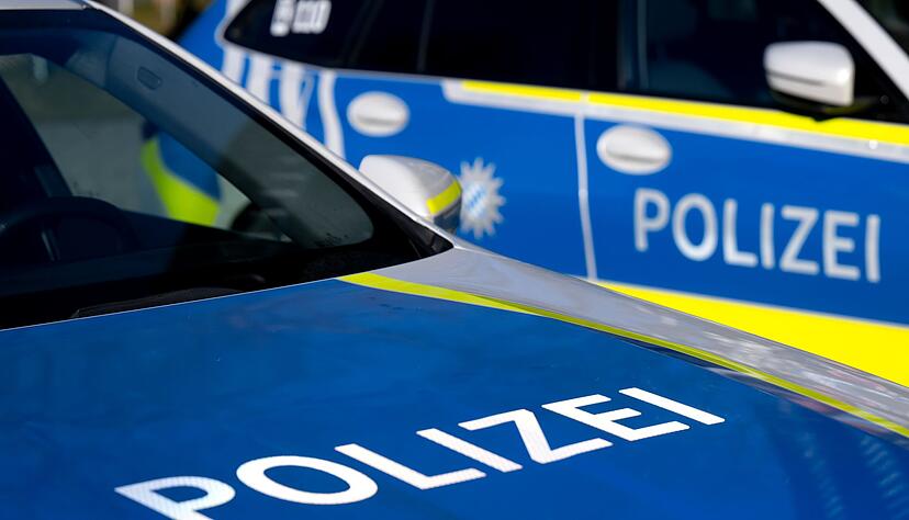 Wieso das Auto von der Straße abkam, war zunächst noch unklar. (Symbolbild) Wieso das Auto von der Straße abkam, war zunächst noch unklar. (Symbolbild)