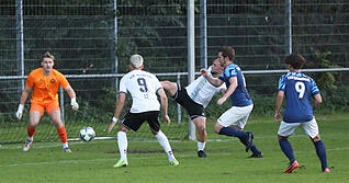Der VfR Heilbronn (weiße Trikots) überzeugte im Testspiel gegen den Bezirksligisten TSV Erlenbach erst in der zweiten Halbzeit, blieb davor aber vieles schuldig. Der VfR Heilbronn (weiße Trikots) überzeugte im Testspiel gegen den Bezirksligisten TSV Erlenbach erst in der zweiten Halbzeit, blieb davor aber vieles schuldig.
