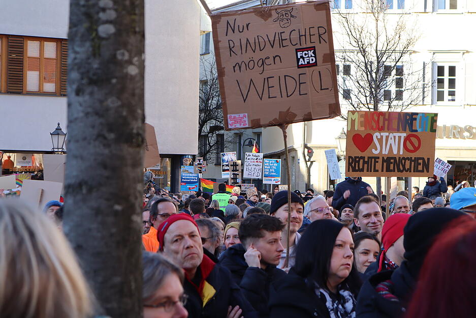 Am Rand der Demonstration traten auch Vertreter der AfD auf, die einen Infostand am nahe gelegenen Hafenmarkt aufgebaut hatten. Etwa 1500 bis 2000 Menschen sind zur Demo nach Öhringen gekommen, schätzt die Polizei. Die Redner kamen von Parteien und aus anderen gesellschaftlichen Gruppen. Am Rand der Demonstration traten auch Vertreter der AfD auf, die einen Infostand am nahe gelegenen Hafenmarkt aufgebaut hatten. Etwa 1500 bis 2000 Menschen sind zur Demo nach Öhringen gekommen, schätzt die Polizei. Die Redner kamen von Parteien und aus anderen gesellschaftlichen Gruppen.