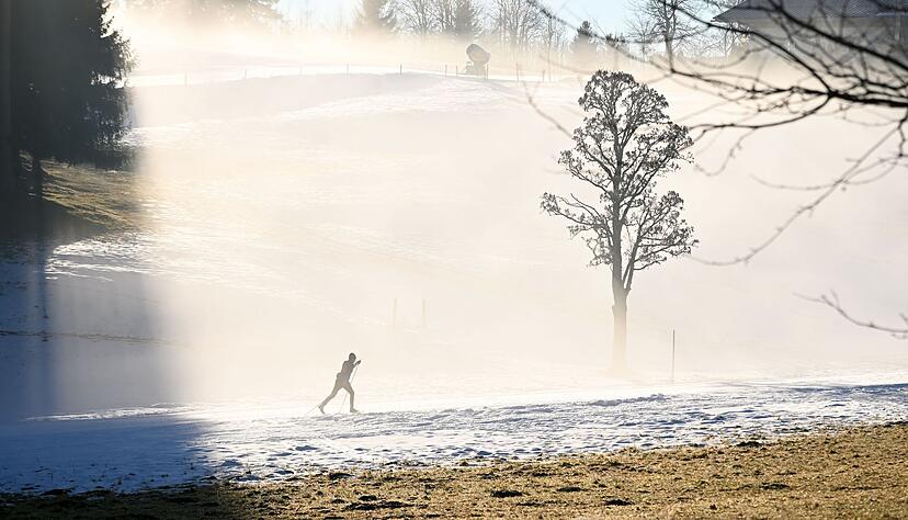 Skigebiete legen Kunstschneedepots an.